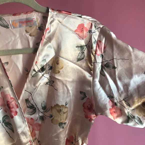 💥3/$15💥 Vintage Silky Floral Top - Picture 2 of 4